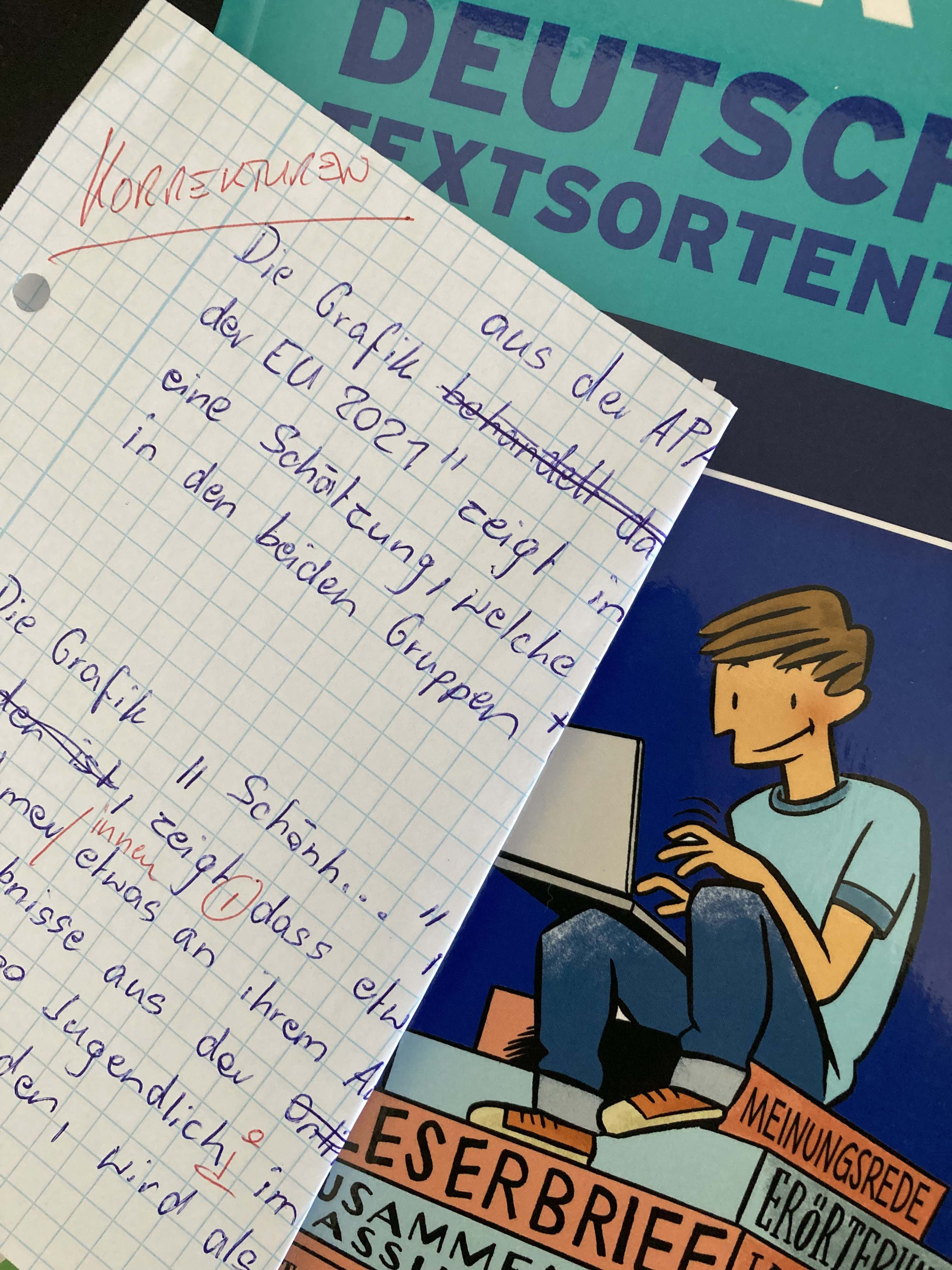 Heidemaria Abfalterer beim Schreiben am Schreibtisch