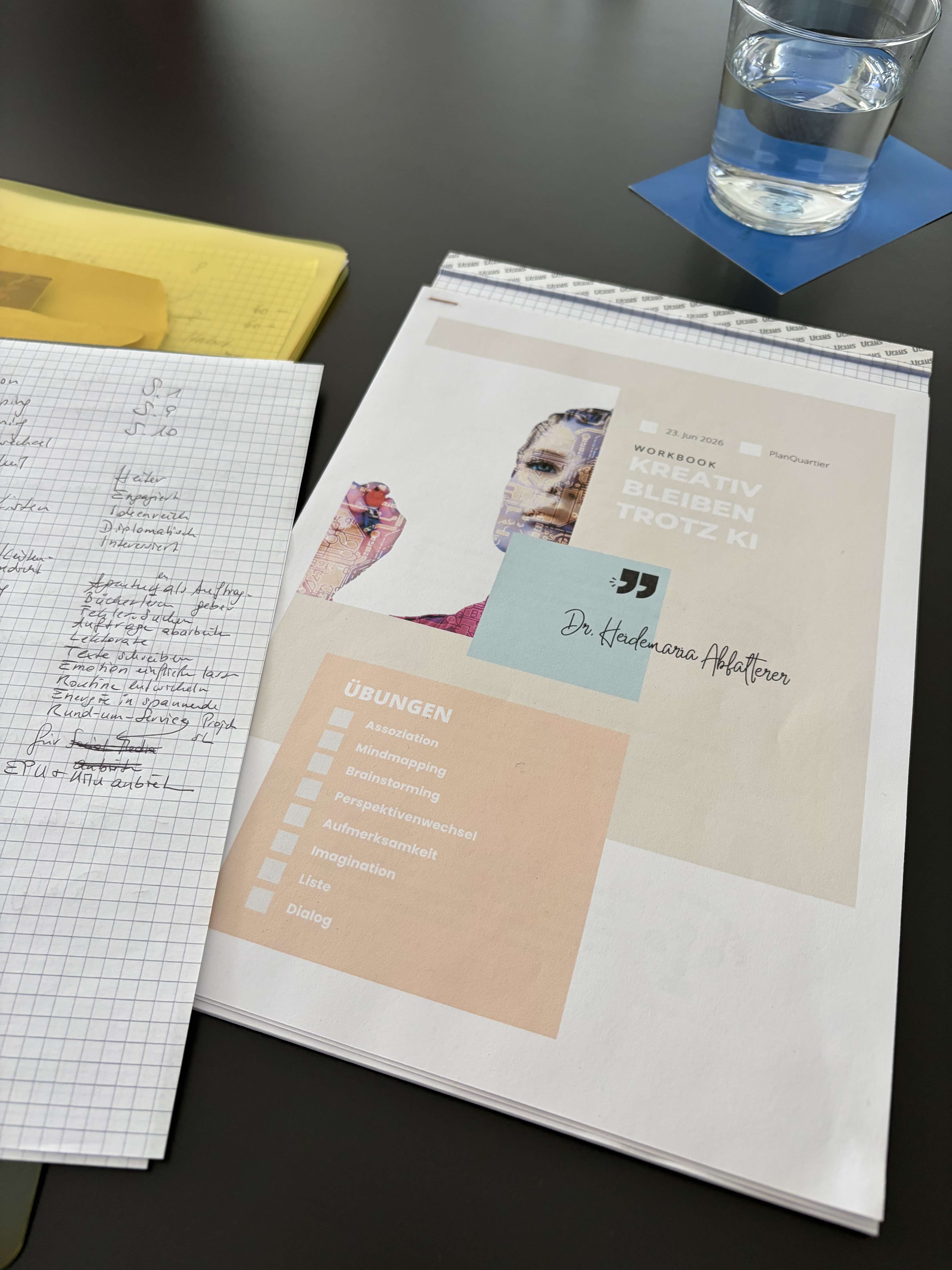 Heidemaria Abfalterer beim Schreiben am Schreibtisch