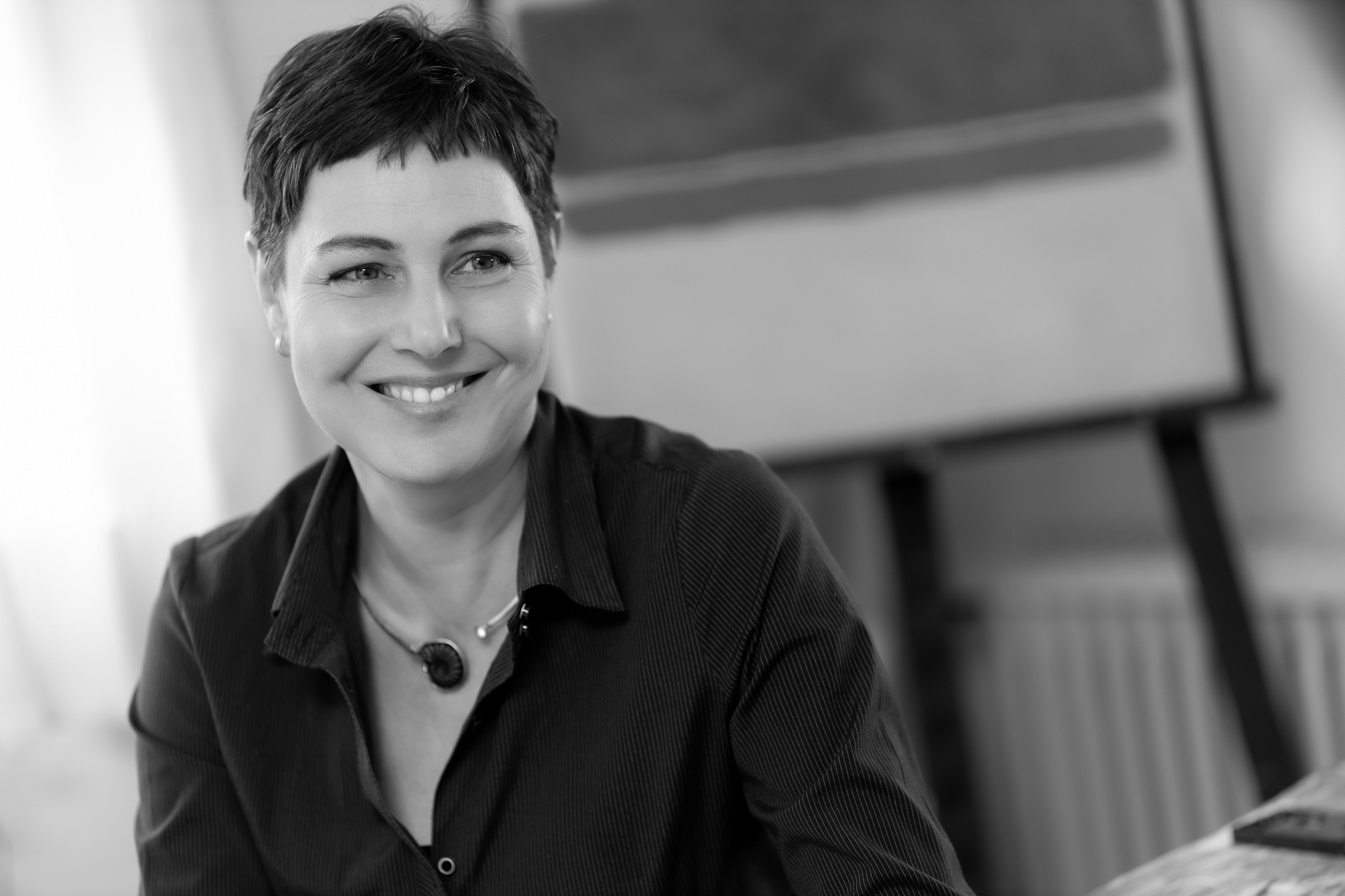 Dr. Heidemaria Abfalterer, Porträt in Schwarz-Weiß